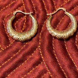 14KT Gold Shrimp Hoops Measuring 1 inch.Really nice quality gold 1.5 grams